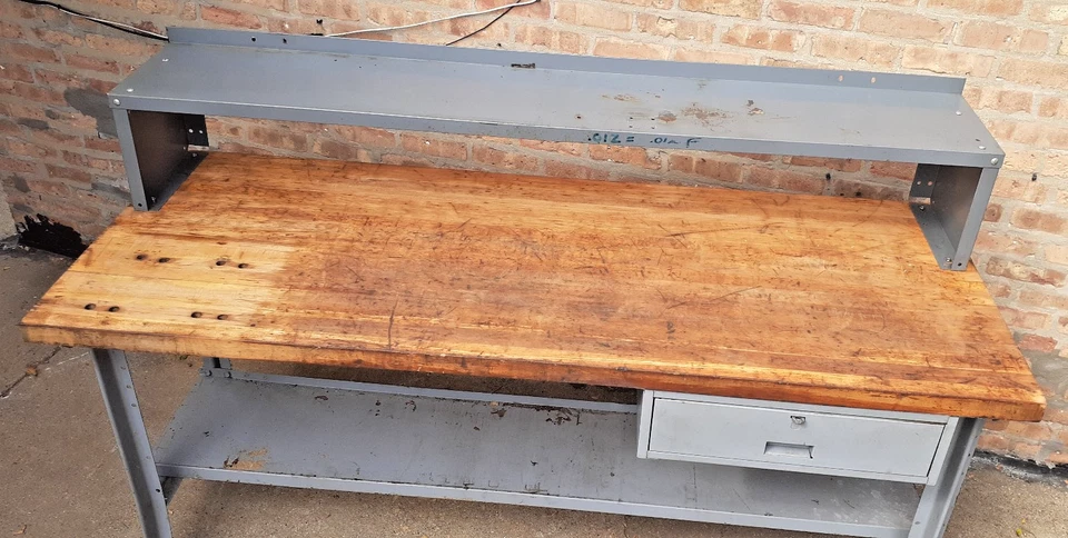 Banco de trabajo 28 x 72, tapa de madera de arce pesado, patas de metal, cajón de acero, estantes - EE. UU. Foto 2 de 4