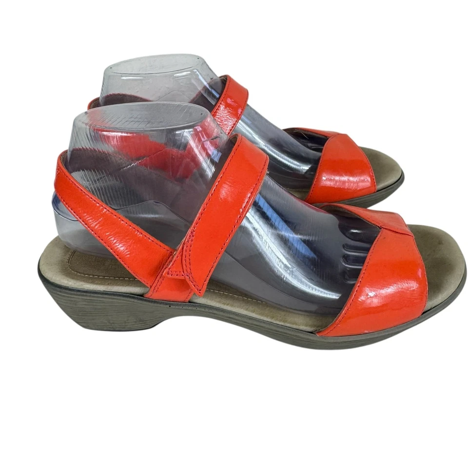 Sandalias de tacón bajo ajustables con tiras de charol naranja talla 40 9 9,5 NAOT Foto 2 de 4