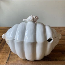 OGGI Shell Shaped Covered Serving Bowl. No Chips Or Cracks. Excellent Condition