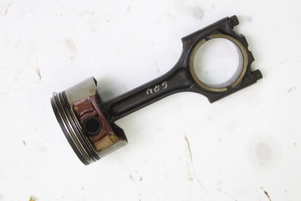 Pistón Volvo V70 I 31251468 cilindro 4 con biela 2.4 103 KW 140 CV gasolina Foto 2 de 3