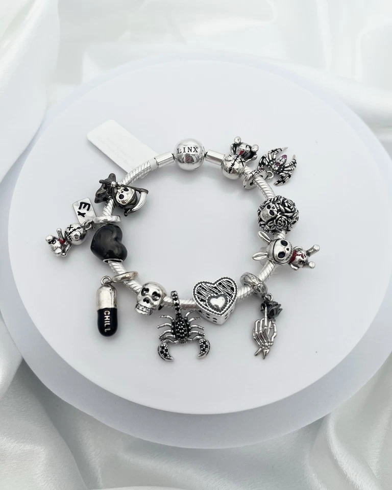 Pulsera de cadena de serpiente de plata Linx con dijes de temática gótica negra Foto 3 de 4