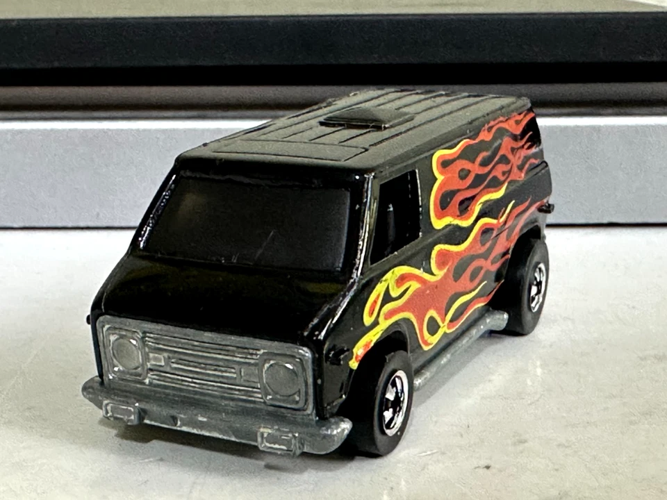 Hot Wheels Blackwall GMC SUPER VAN NEGRA CON LLAMAS ¡EXCELENTE ESTADO LIMPIO! Foto 2 de 4