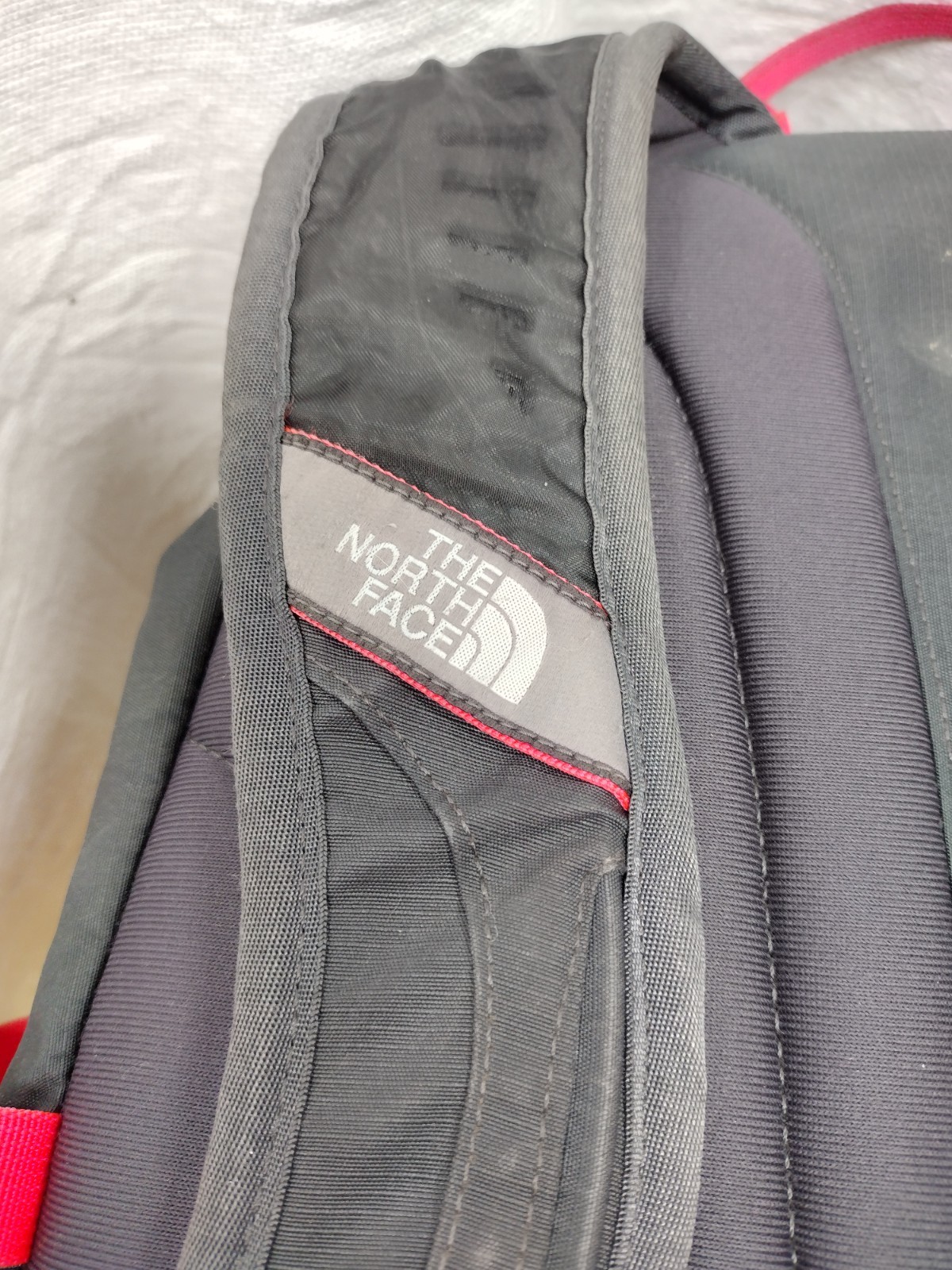 THE NORTH FACE BACKPACK RECON PADDED LAPTOP BACKPACK BLACK & RED GREAT CONDITION thumbnail 12