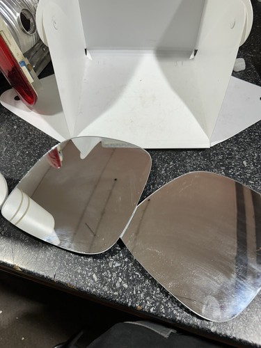 Volkswagen Transporter T6 Right hand Mirror glass with clip (No heated points) - Picture 3 of 3