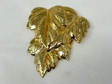 Beautiful Vintage JERI-LOU Goldtone 2" Leaf Leaves Scarf Clip