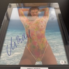 Gorgeous Nina Agdal VSM Autographed Photo Beckett Certified # BH081737