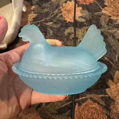 Import Light Blue Frosted HON Hen on Nest