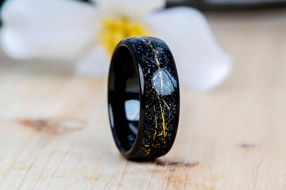 Alianza de boda para hombre con incrustaciones de meteorito amarillo imitación anillo de tungsteno abovedado negro Foto 2 de 4