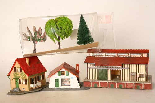 Vollmer Faller Kibri H0 tres edificios + 3 árboles (24952) | Zustand: Gebraucht