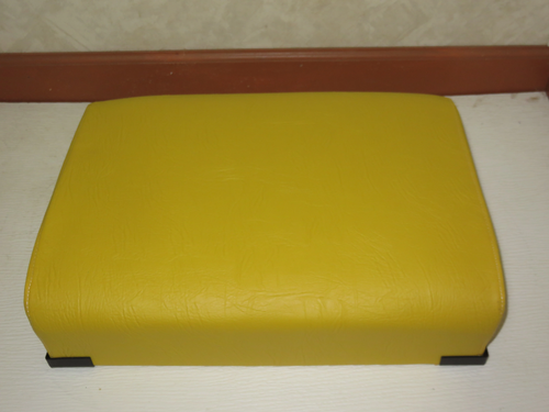 AR26932R John Deere Yellow Seat Bottom Cushion For A, B, G, R, 50, 60, 70, 80 - 第 1/6 張圖片