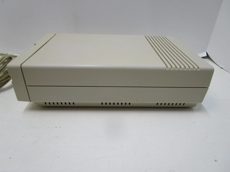 COMMODORE 1581 DISK DRIVE FOR C64 64C VIC-20 C16 PLUS/4 128 TESTED/WORKING L44 - Image 2 of 4