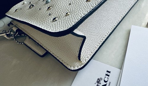 NUEVO CON ETIQUETAS PULSERA CLUTCH COACH CELESTIAL STARS TACHUELAS REMACHES TIZA CROSBY 29324 - Imagen 10 de 17