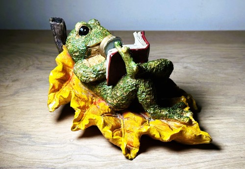 Relaxing Frog/Toad Immersed in Studies resting on a Yellow Leaf Resin Figurine - Picture 5 of 6