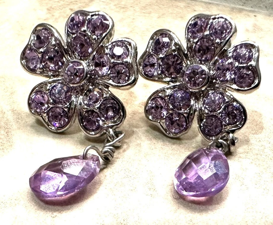 Pendientes perforados Monet de plata y cristal púrpura con flores Foto 4 de 4