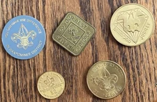 BOYS & CUB SCOUTING MEDALS & TOKEN LOT (5) - NICE DETAIL - ESTATE