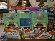 Hot Wheels Skate Boombox Skate Park Playset 1 Fingerboard & Skate Shoes Toy New