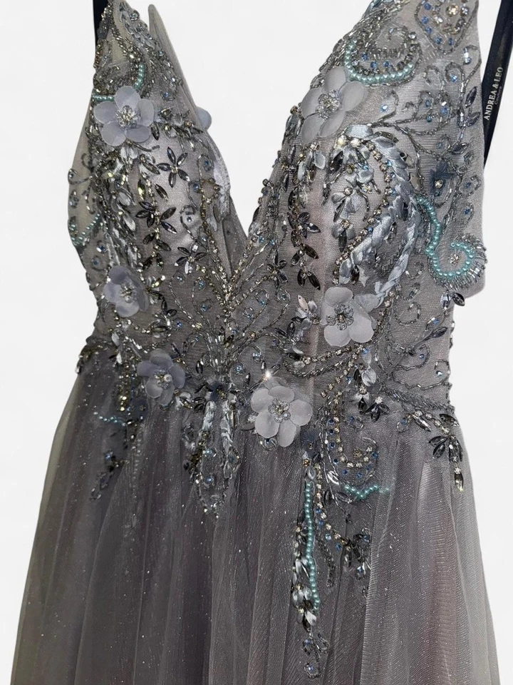 Vestido de novia Andrea & Leo Couture adornado con cristal Foto 2 de 4