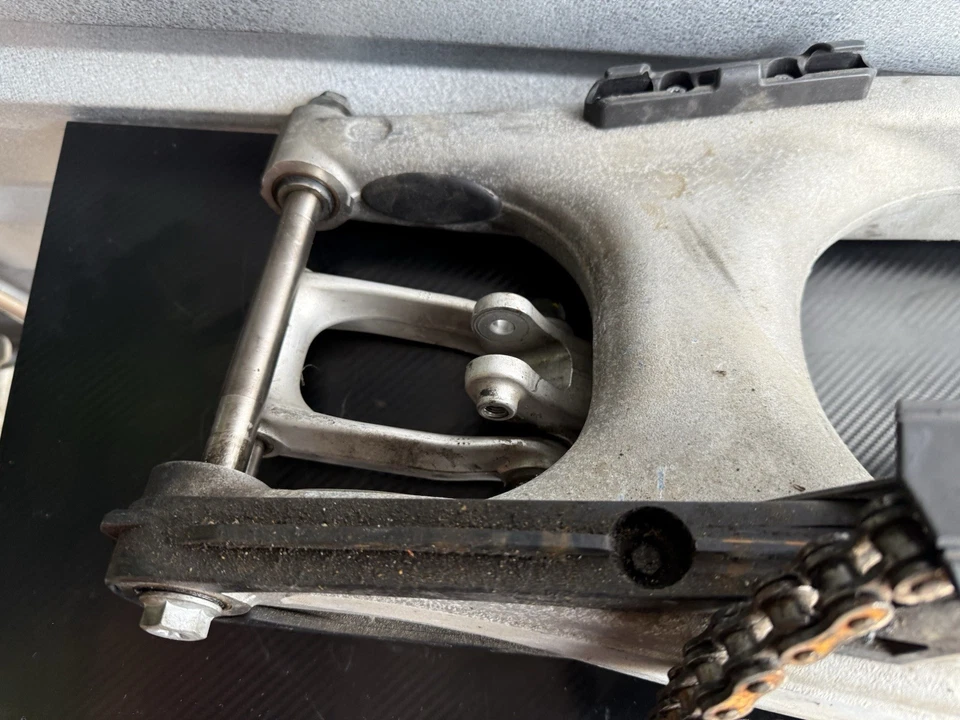 KTM SWINGARM. 690 ENDURO. 76504030144 2010-2025 GOOD TO GO complete as pictured - Image 4 of 4