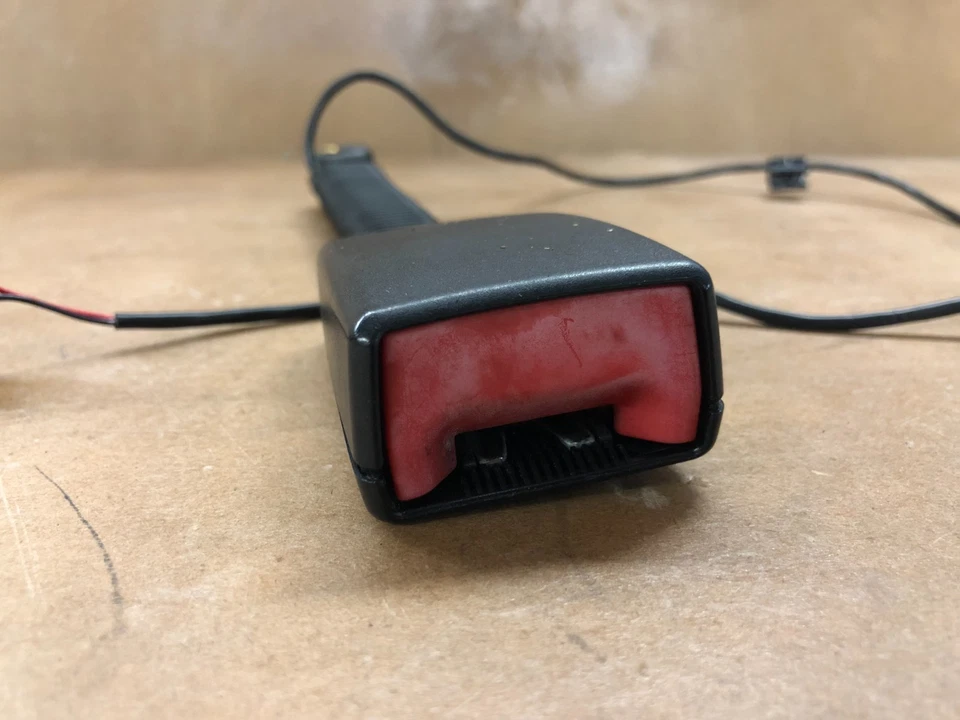 Receptor de fivela de cinto de segurança Ford Transit Connect 2012 (frente do motorista) 2010-2013 - Imagem 3 de 4