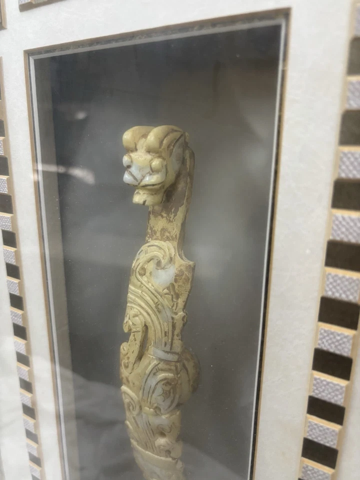 Antiguo gancho para cinturón de jade tallado chino en caja de exhibición prístina de colección hallazgo raro Foto 3 de 4