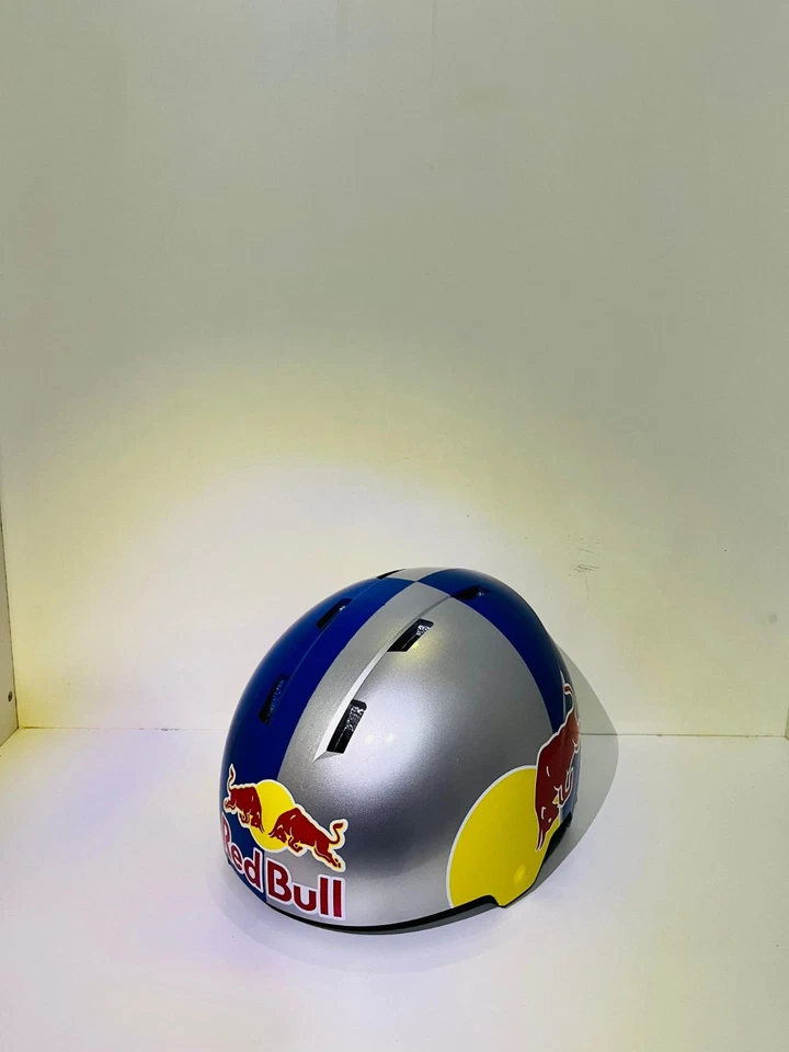 Casco HECHO A MANO para deportes de invierno Foto 3 de 4