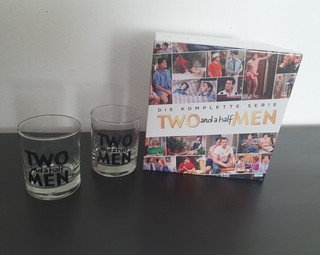 Two and a Half Men – Die komplette Serie (DVD) Box Set Inkl. 2 Whisky Gläser