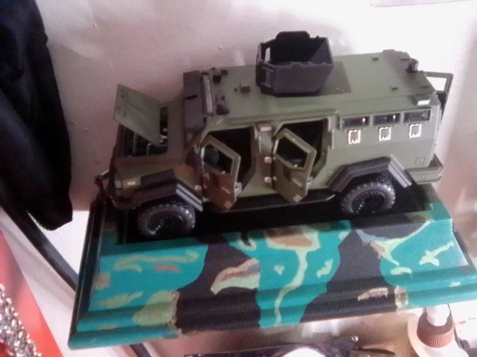 Vehículo militar nuevo con estante. Escala 1/32, sin caja, 7 pulgadas de largo 2,5 de ancho Foto 2 de 4
