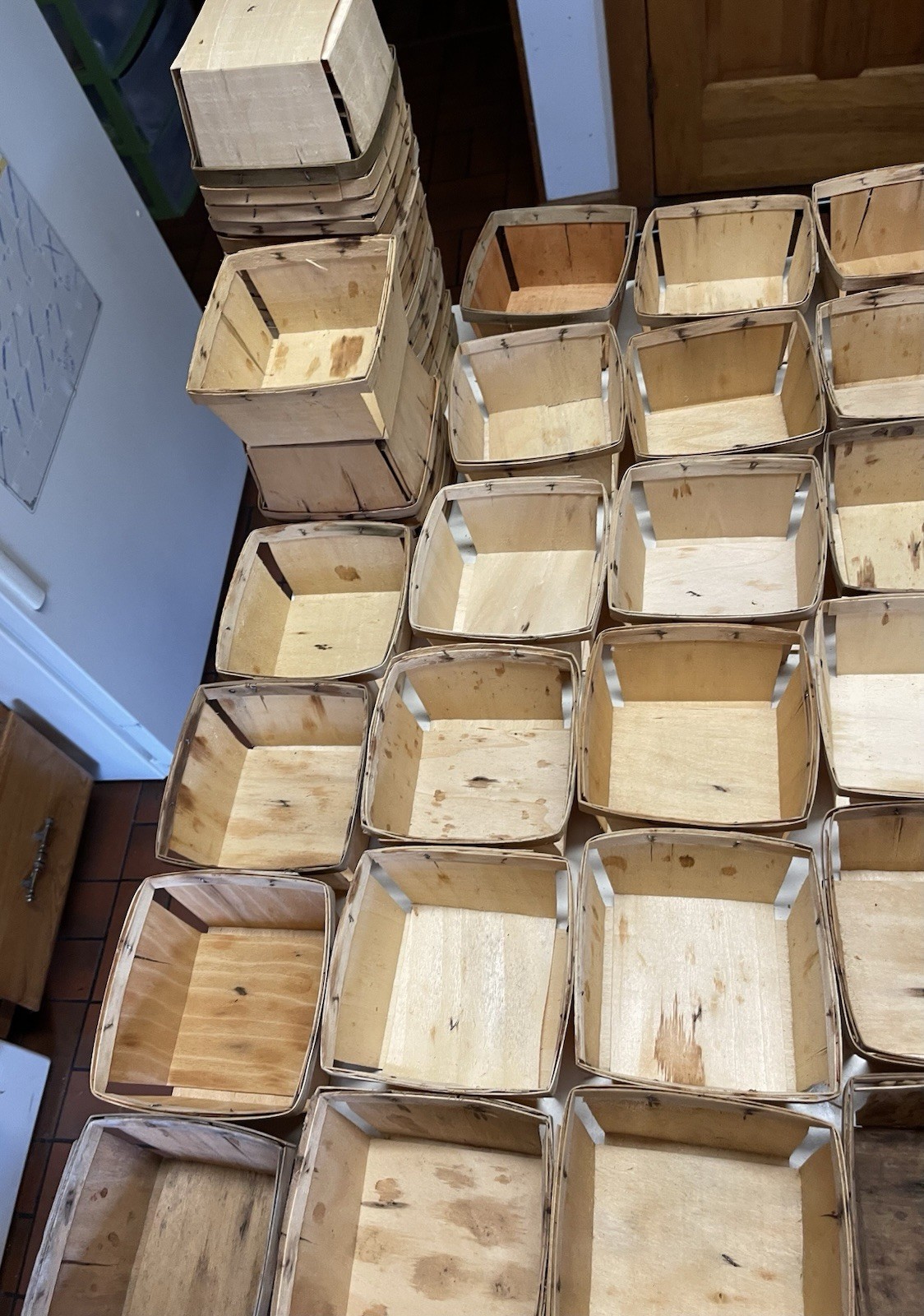 VINTAGE STRAWBERRY  WOODEN QUART BASKETS - Lot of 60