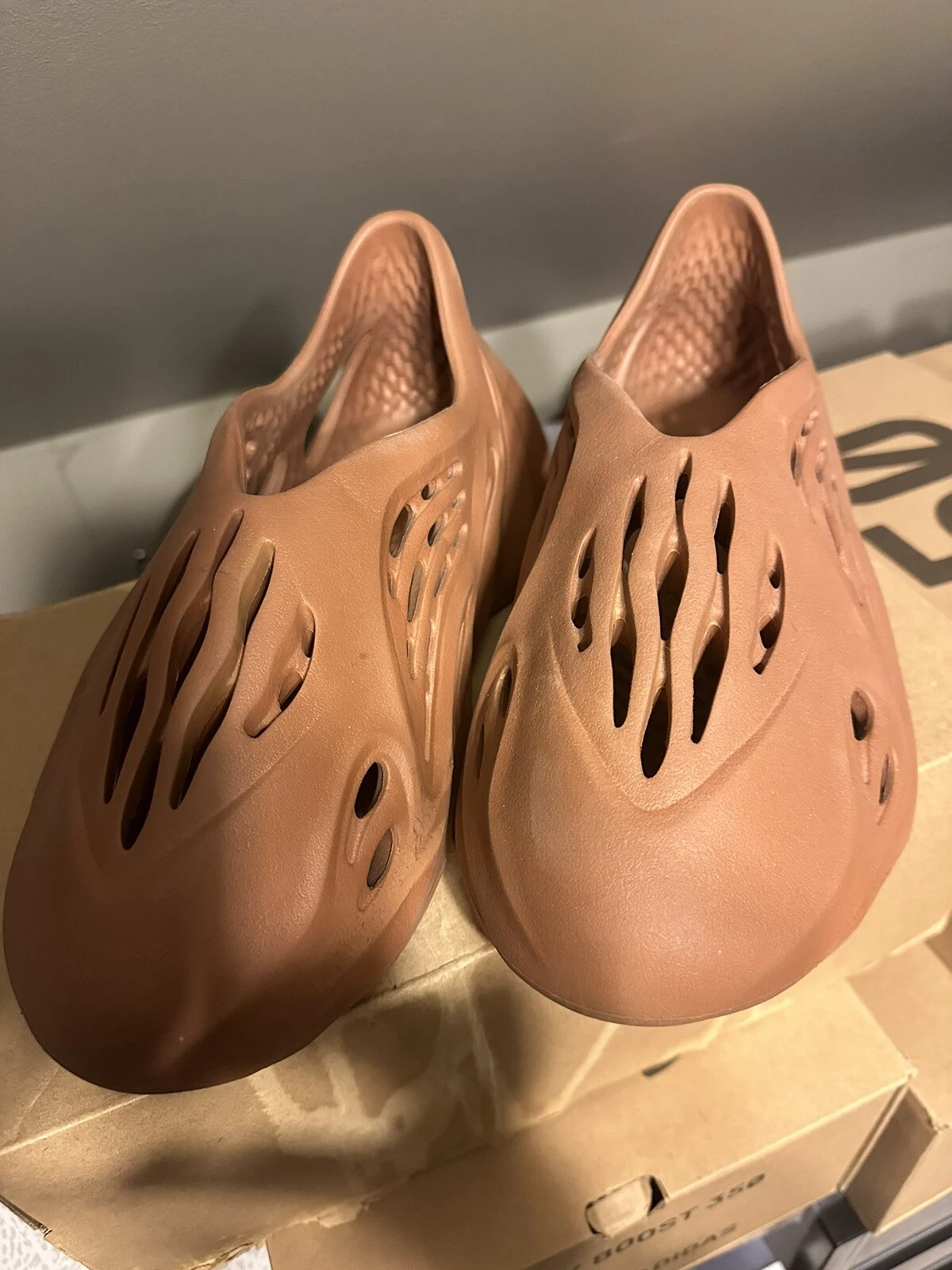 Adidas Yeezy schiuma RNNR argilla rossa