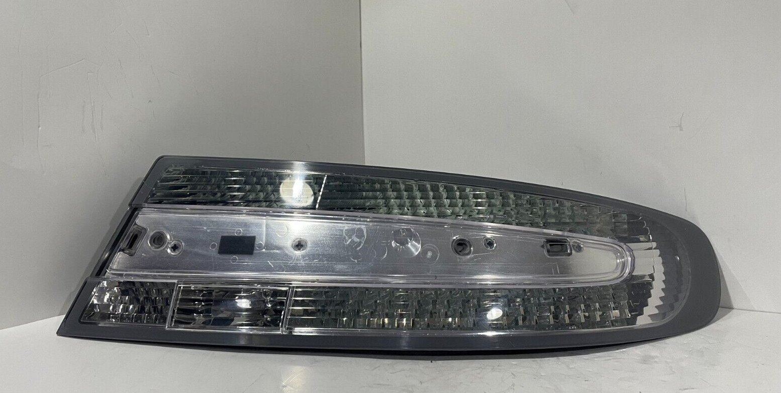 2005-2016 ASTON MARTIN DB9 RIGHT PASSENGER SIDE TAIL LIGHT GRAY 8D3313404-AJ OEM