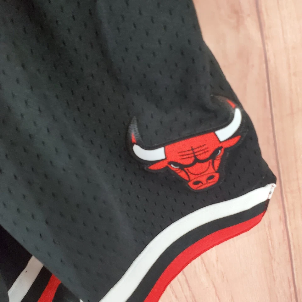 Mitchell & Ness Womens Jump Shot Shorts XS Black Chicago Bulls Hardwood Classics - Image 2 of 4