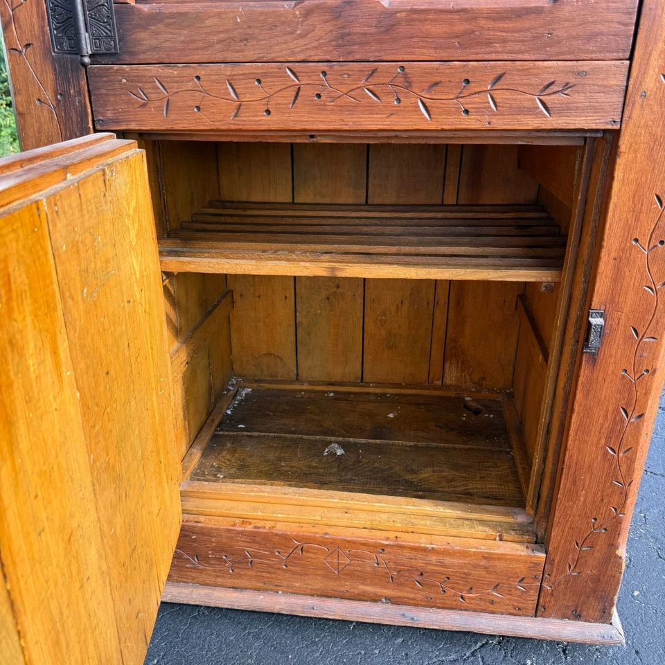 Antiguo gabinete de caja de hielo de madera primitivo de la década de 1880 con tallas de cuchara naranja Foto 4 de 4
