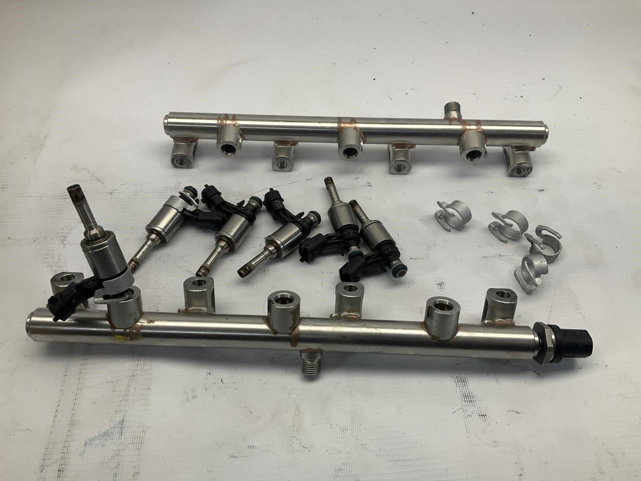 21-24 Maserati Levante 3.0L V6 Left Right Fuel Injection Rail w/ Injectors Set Q