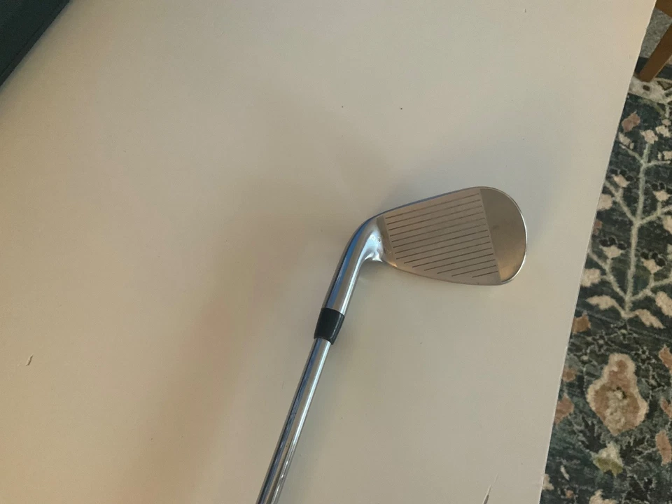 Right handed TITLEIST t350 pitching wedge, reg, red amt steel shaft, 43 loft. - Image 3 of 4