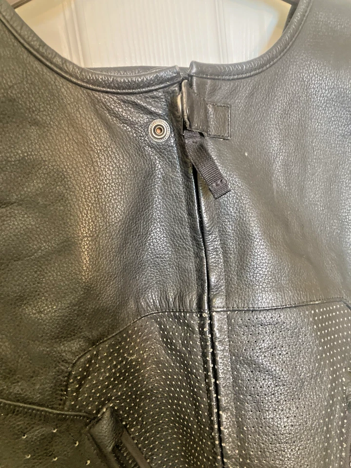 Chaleco Icon Regulador Blindado Cuero Negro Pequeño-Med Fort Worth Harley Owners Group Foto 2 de 4