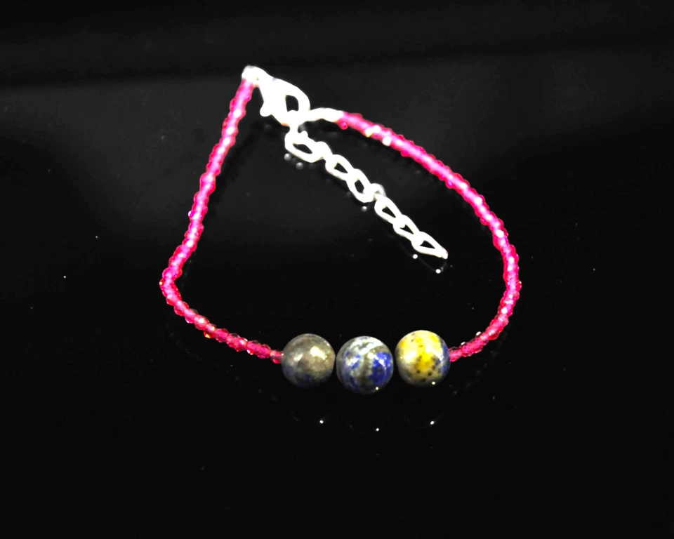 Pulsera artesanal con cuentas de rubí natural y lapislázuli, diseño de cristal rosa Foto 2 de 2