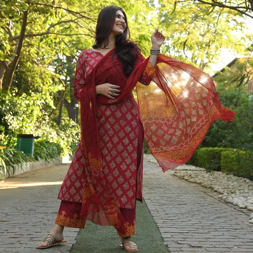 Women Viscose Printed Kurta Pant With Dupatta - Picture 2 of 7