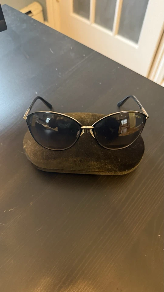 Óculos de sol Tom Ford Penelope armação borboleta, preto e dourado - Imagem 3 de 4