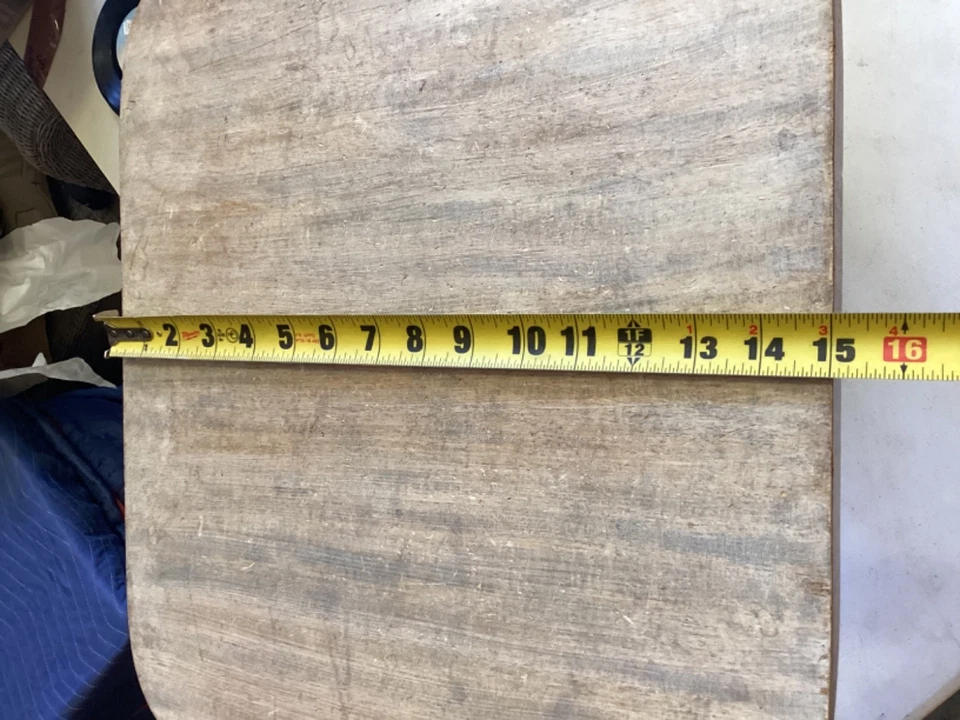 Mesa auxiliar/acentro vintage de madera 16” de alto 18” x 15” firmada. Tono Beige Foto 4 de 4