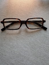 Chic Tortoiseshell square sunglasses with gold detail #sunglasses #tortoiseshell