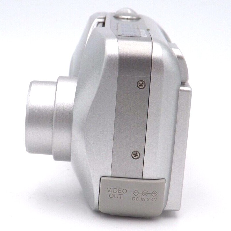 Olympus CAMEDIA D560 Zoom 3.2MP Digital Camera Silver 2.M1