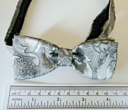 Vintage 1980s/90s Men's Silver Grey Satin Bow TIe. Pre-Tied/Adjustable. - Picture 3 of 3