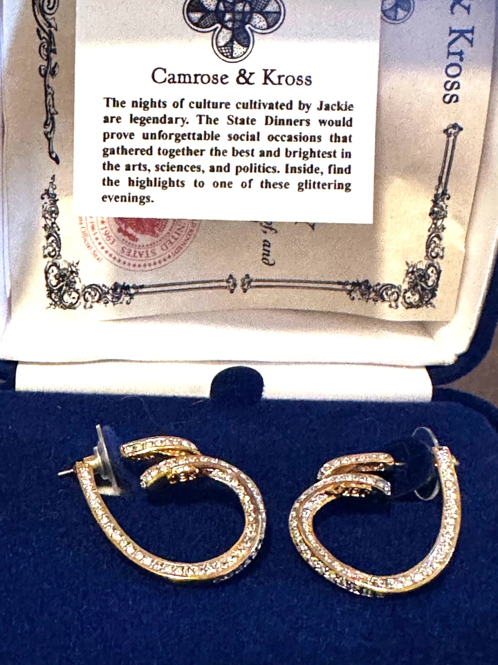 Brincos Camrose & Kamrose reprodução JBK tom dourado CZ - Imagem 2 de 4