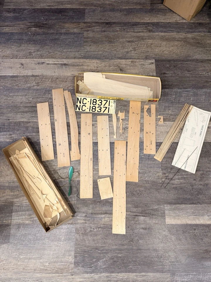 Kit Modelo Madera Balsa Ala de Gaviota Sterling Models Stinson Reliant SR-8 Foto 2 de 4