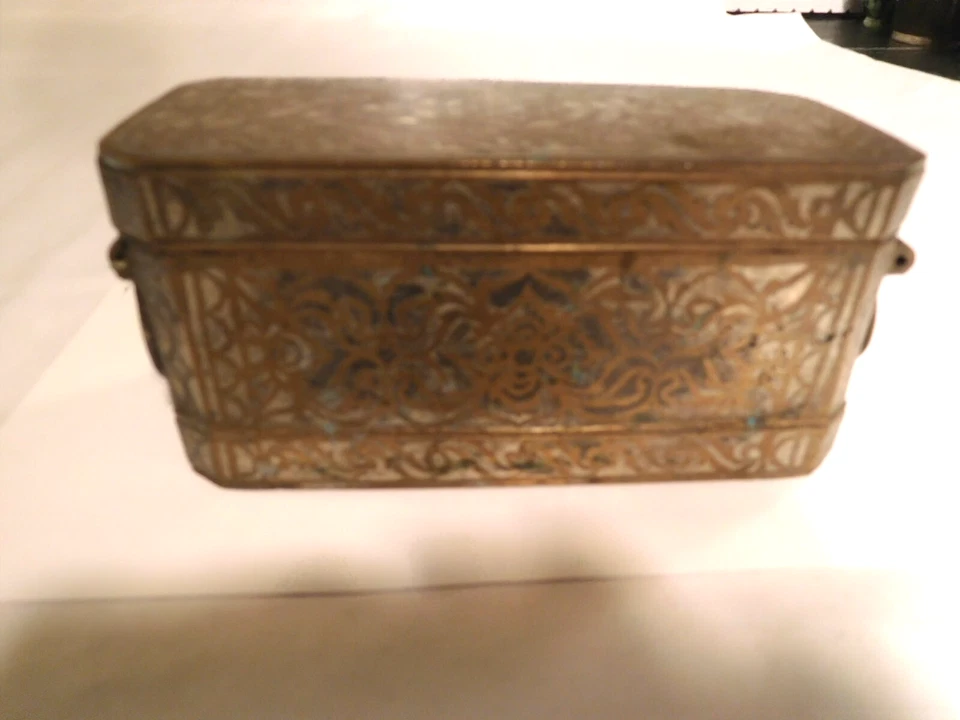 Antigua caja de tuercas de betal con incrustaciones de latón pesado con 3 compartimentos y asas Foto 2 de 4