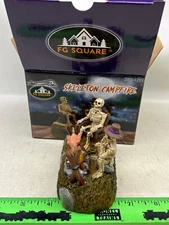 Halloween ~ Skeleton campfire ~ FG square Figurine