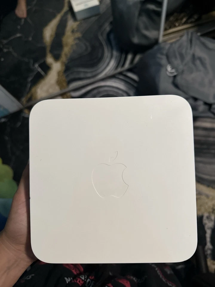 Apple AirPort Extreme 54Mbps 3-Port 1000Mbps Wireless N Router (MC340LL/A) - Image 2 of 2