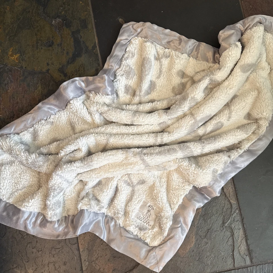 Manta de satén Little Giraffe Chenille 29" X 25" plateada y blanca Foto 2 de 3