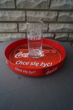 Gepflegtes, Coca-Cola Tablett aus Kunststoff mit einem 0,5 Liter Coca-Cola Glas