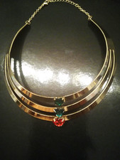 1 aparter Halsreif -Goldfarben mit Schmucksteinen in Herzform Elegant Zeitlos